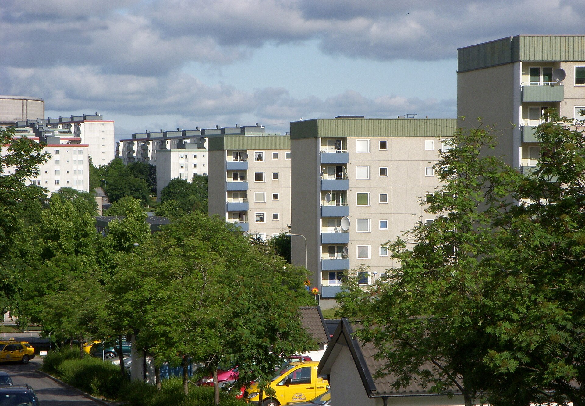 Flerbostadshus med balkonger i Tensta i Stockholm, byggda under miljonprogrammet