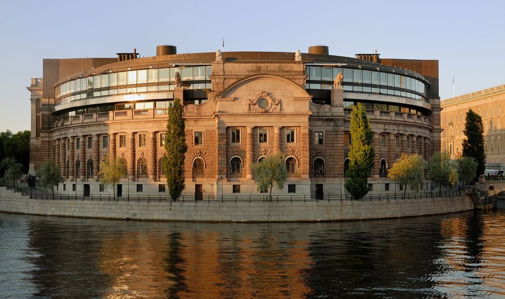 Riksdagshuset i Stockholm i kvällsljus sett från vattnet