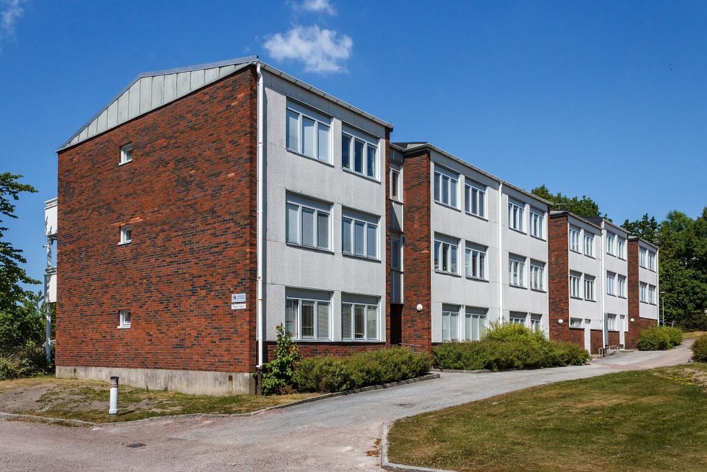 Flerbostadshus i tegel och puts på Bagarvägen i Brastad