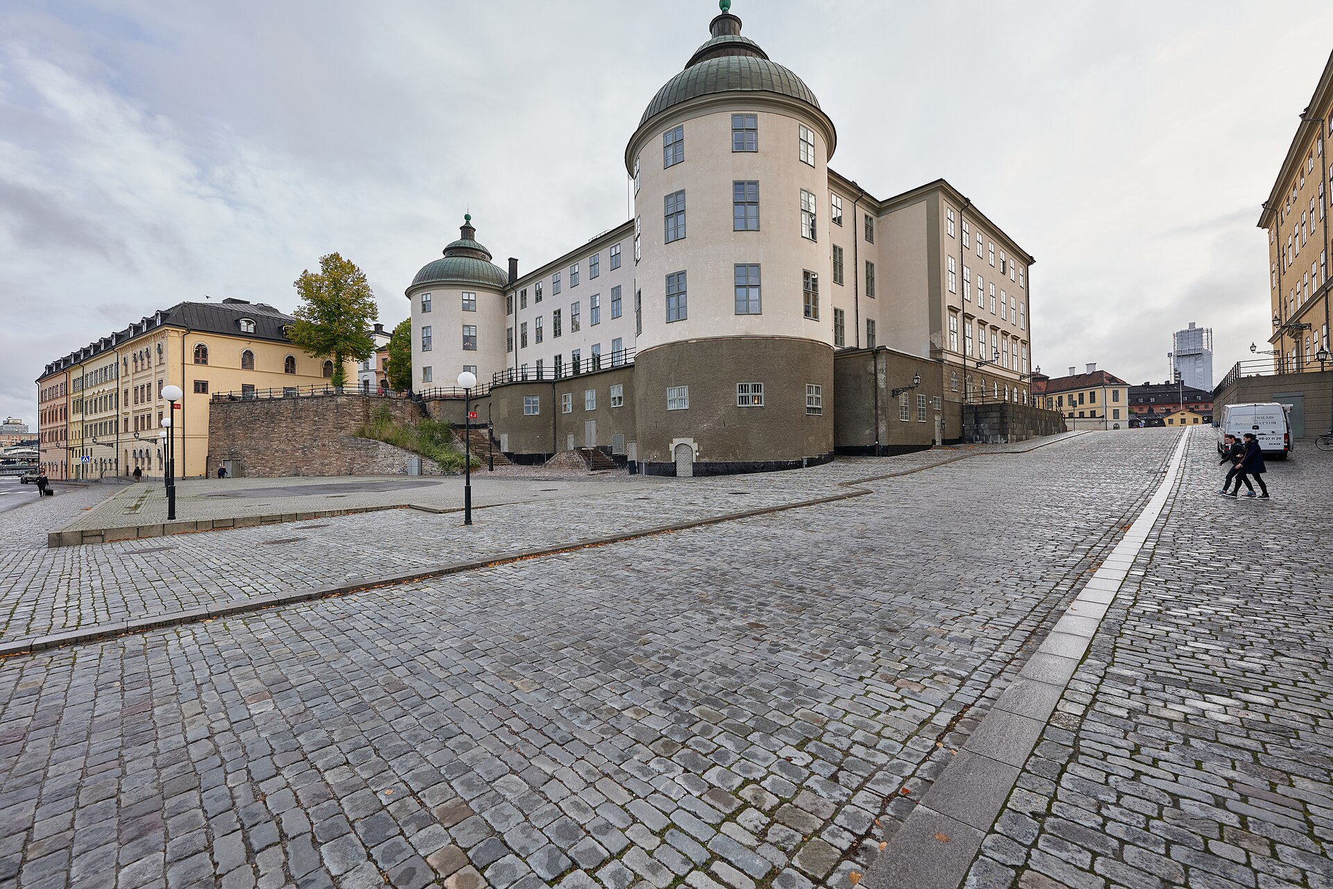 Wrangelska palatset på Riddarholmen i Stockholm, säte för Svea hovrätt, med två runda torn och gröna kupoltak vid en kullerstensgata.