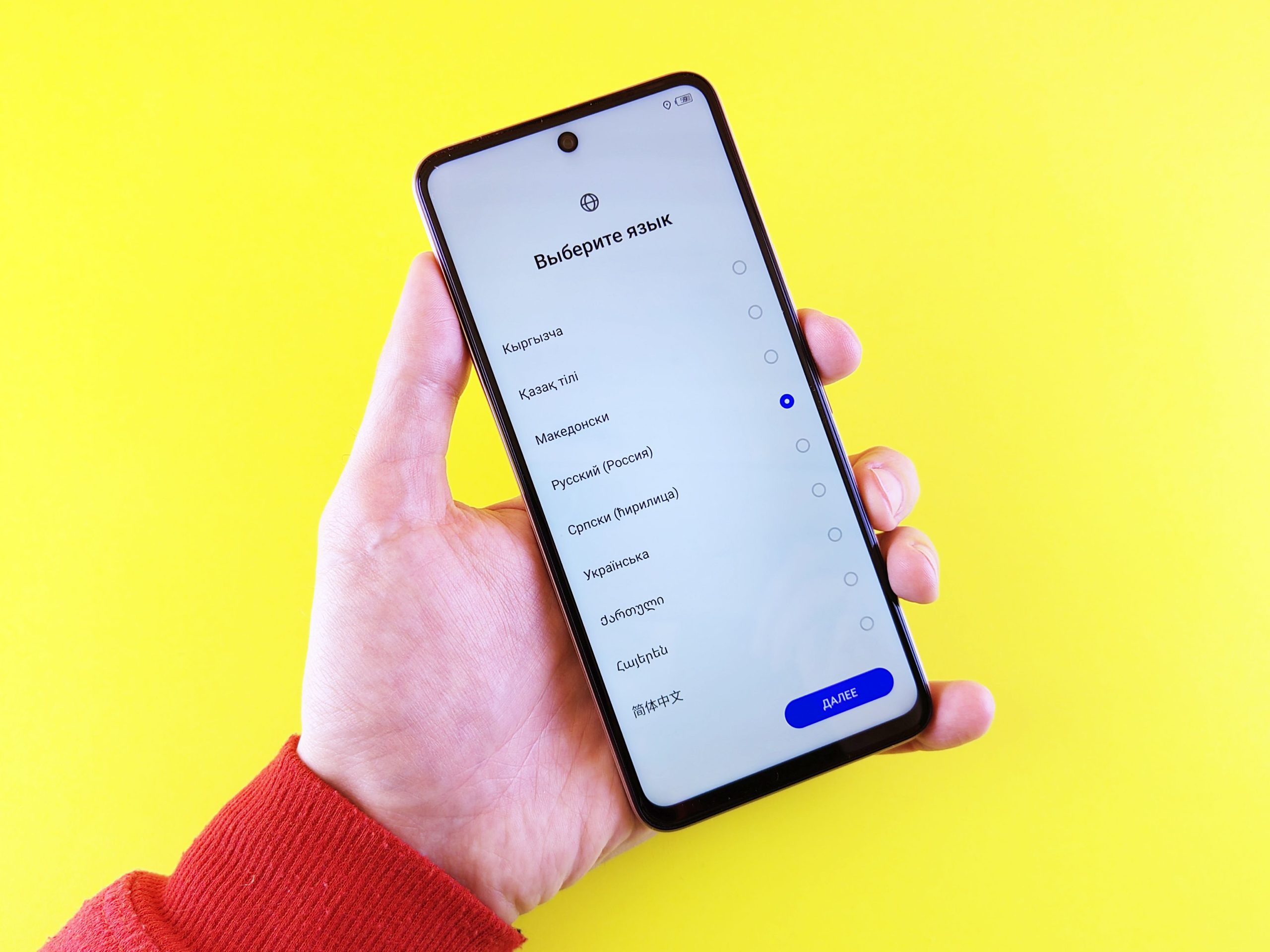 Hand som haller en Android-telefon