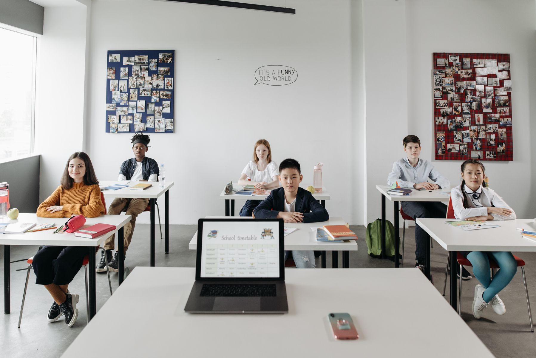 Elever sitter vid separata bänkar i ett klassrum på högstadiet