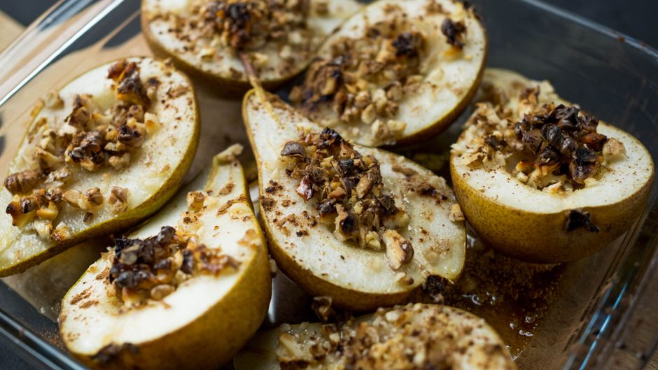 Ugnsbakade päronhalvor med kanel och hackade nötter