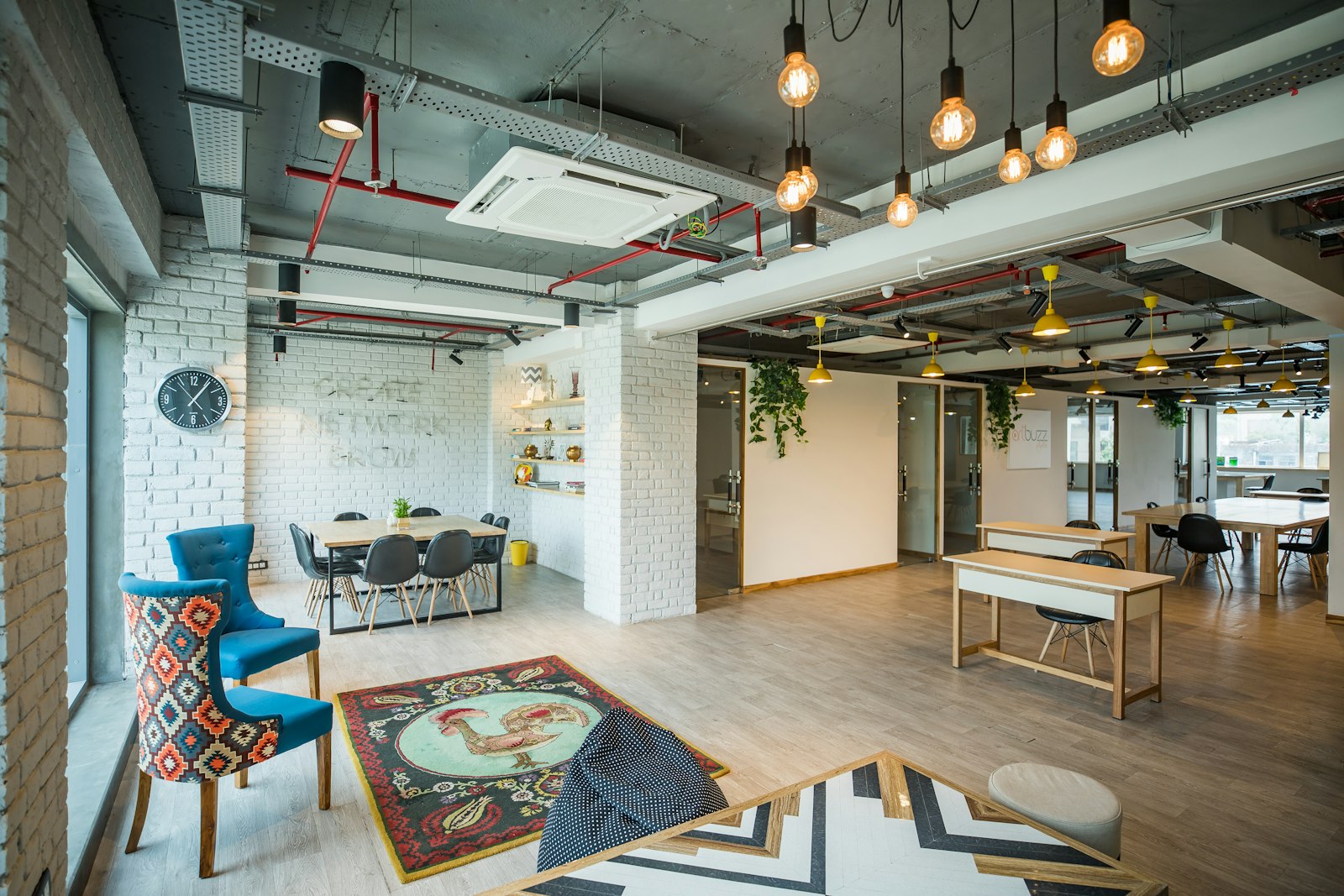 Gemensam yta med mötesbord och sittgrupp i ett coworkingkontor
