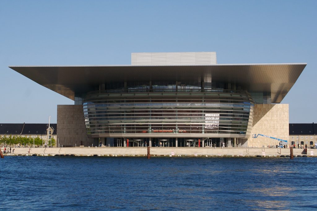Operaen i Köpenhamn med utskjutande tak vid hamnen