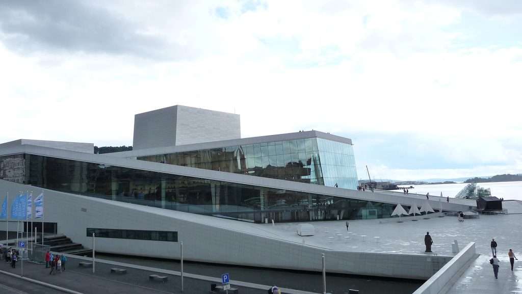 Operahuset i Oslo med sluttande marmortak vid fjorden