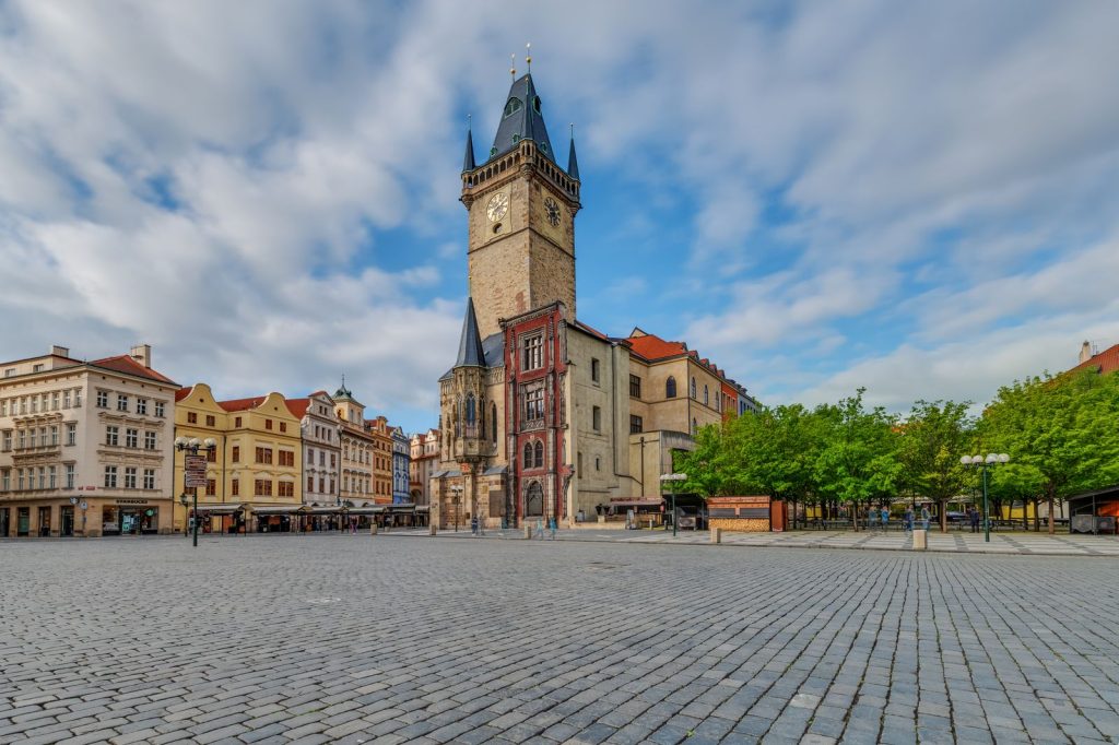 Gamla stans torg i Prag med rådhustornet