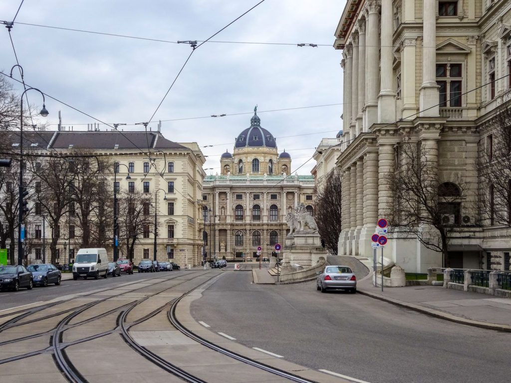 Historisk gata i Wien med museibyggnad