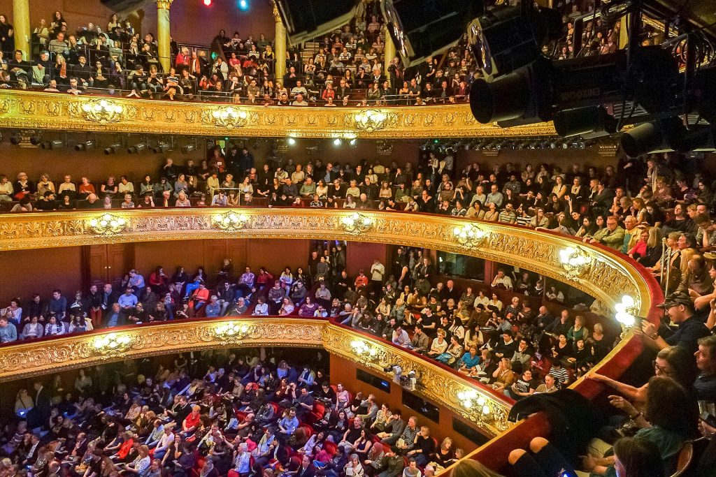 Publik i de förgyllda balkongerna i Kungliga Operans salong i Stockholm.