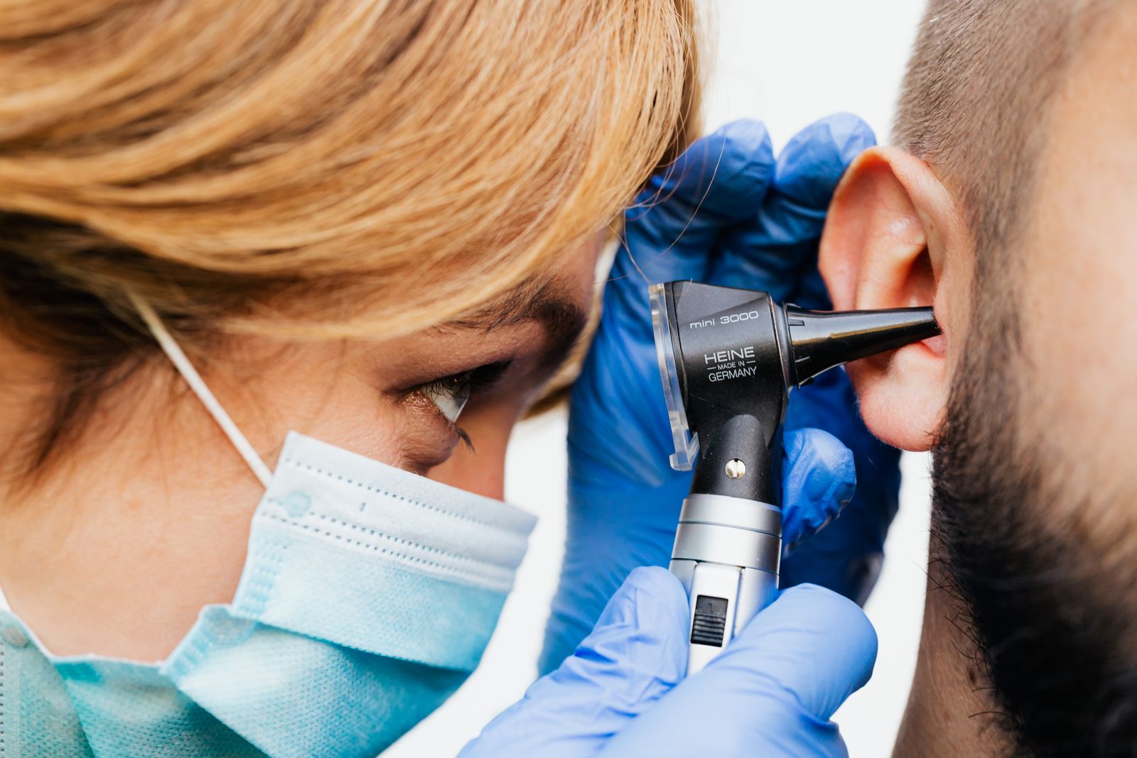 Audionom undersöker en patients öra