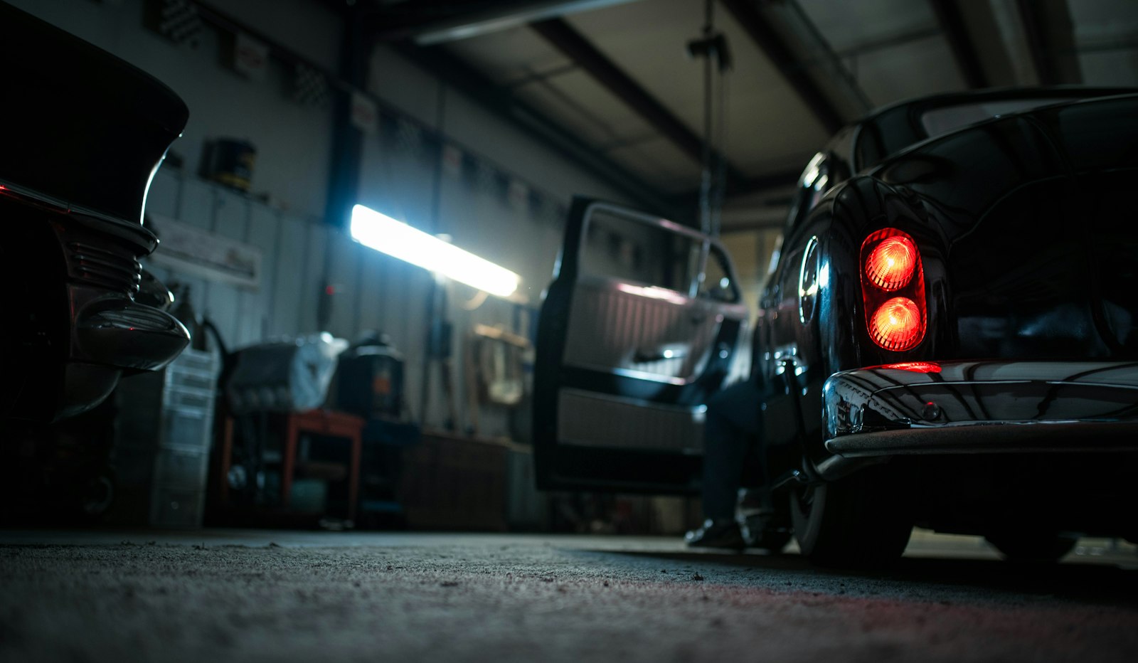 Svart veteranbil i ett garage
