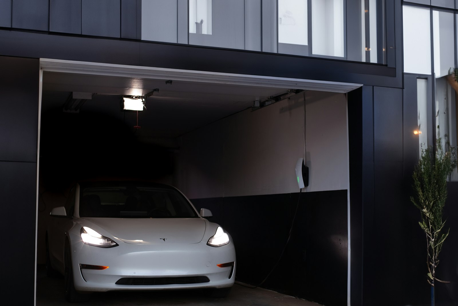 Vit elbil i garage med laddbox