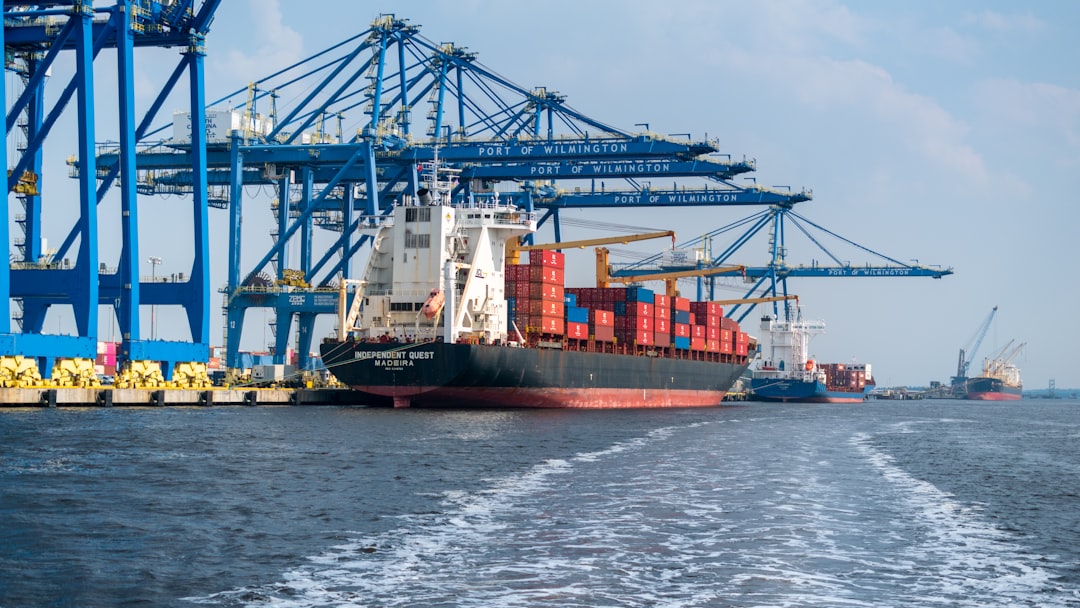 Containerfartyg lastas vid en amerikansk hamn