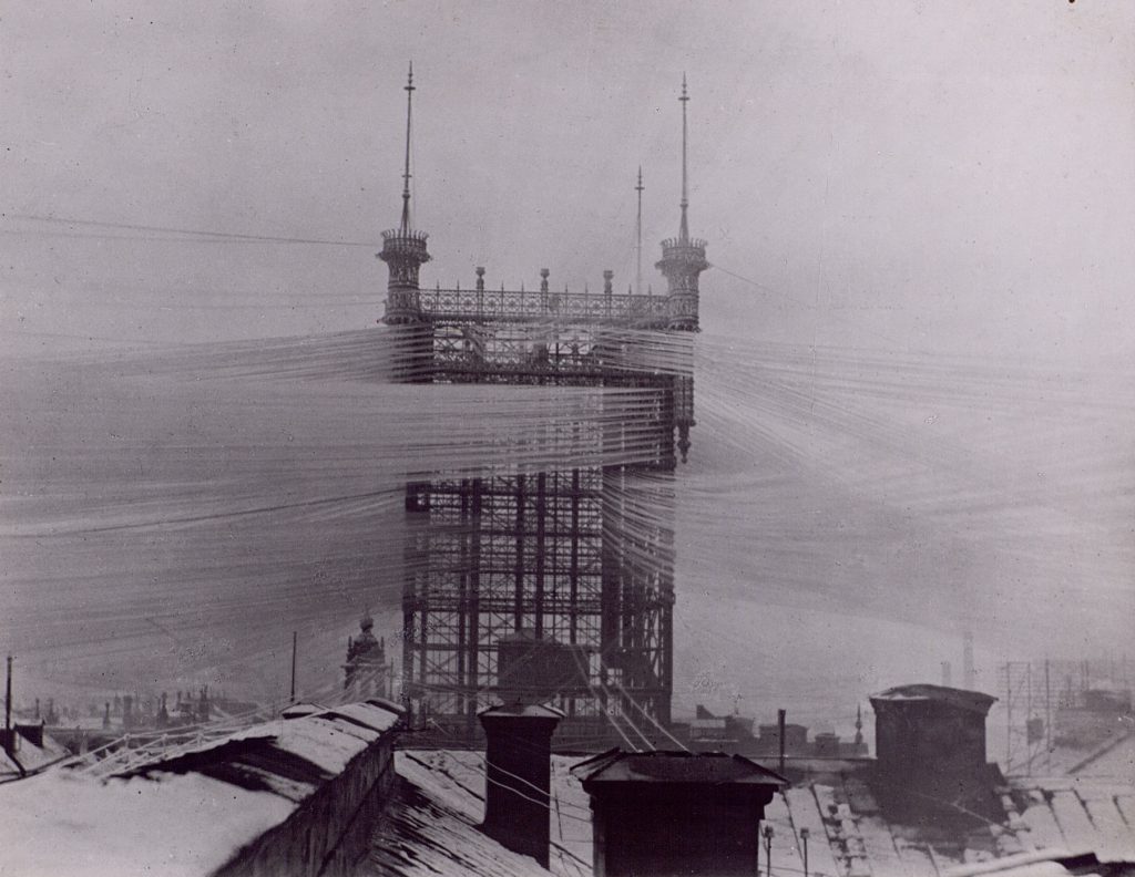 Telefontornet av järn på hustaket vid Malmskillnadsgatan med tusentals telefontrådar täckta av rimfrost över snöiga stockholmstak