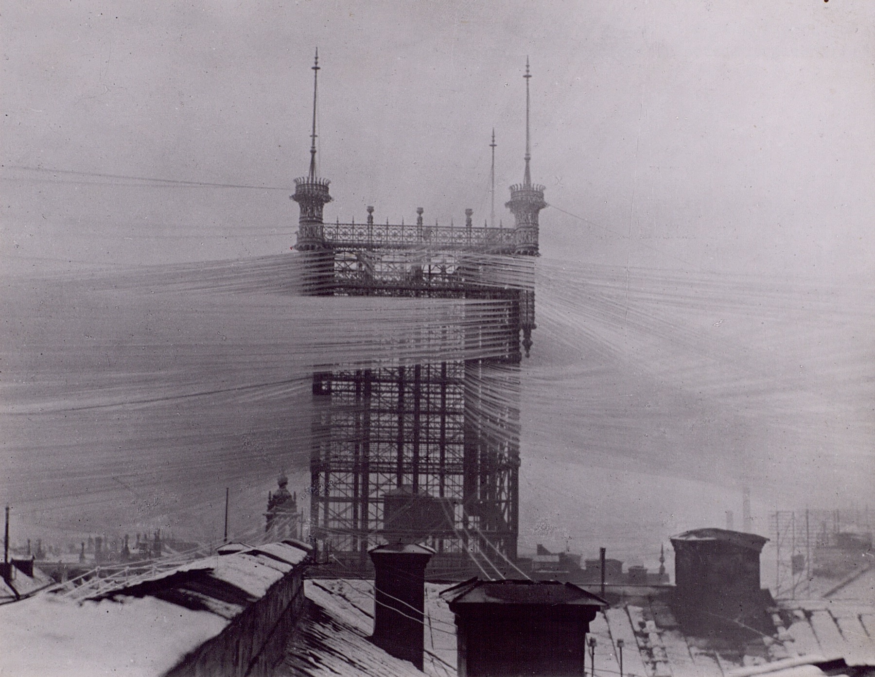 Telefontornet av järn på hustaket vid Malmskillnadsgatan med tusentals telefontrådar täckta av rimfrost över snöiga stockholmstak