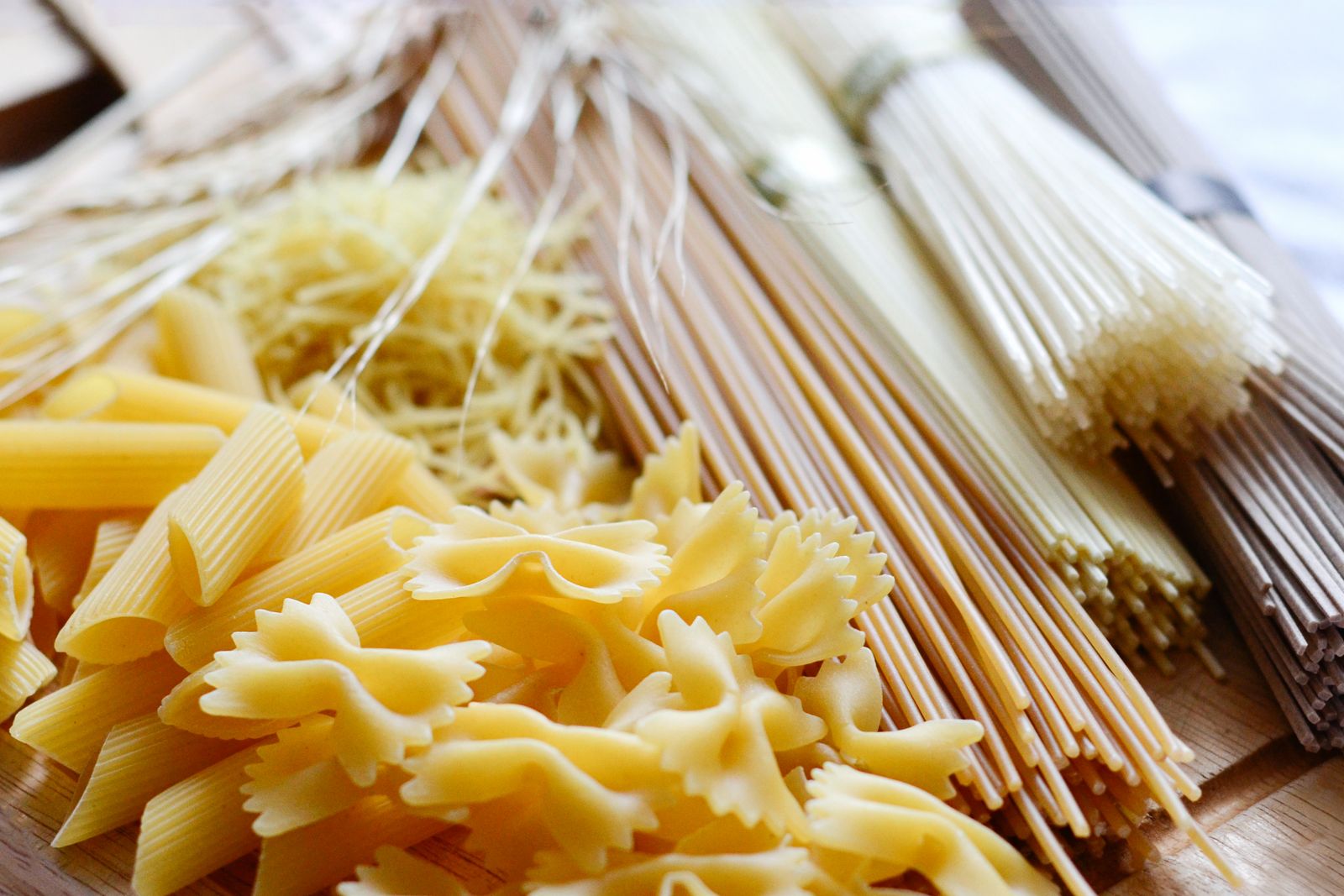 Olika sorters okokt pasta och risnudlar