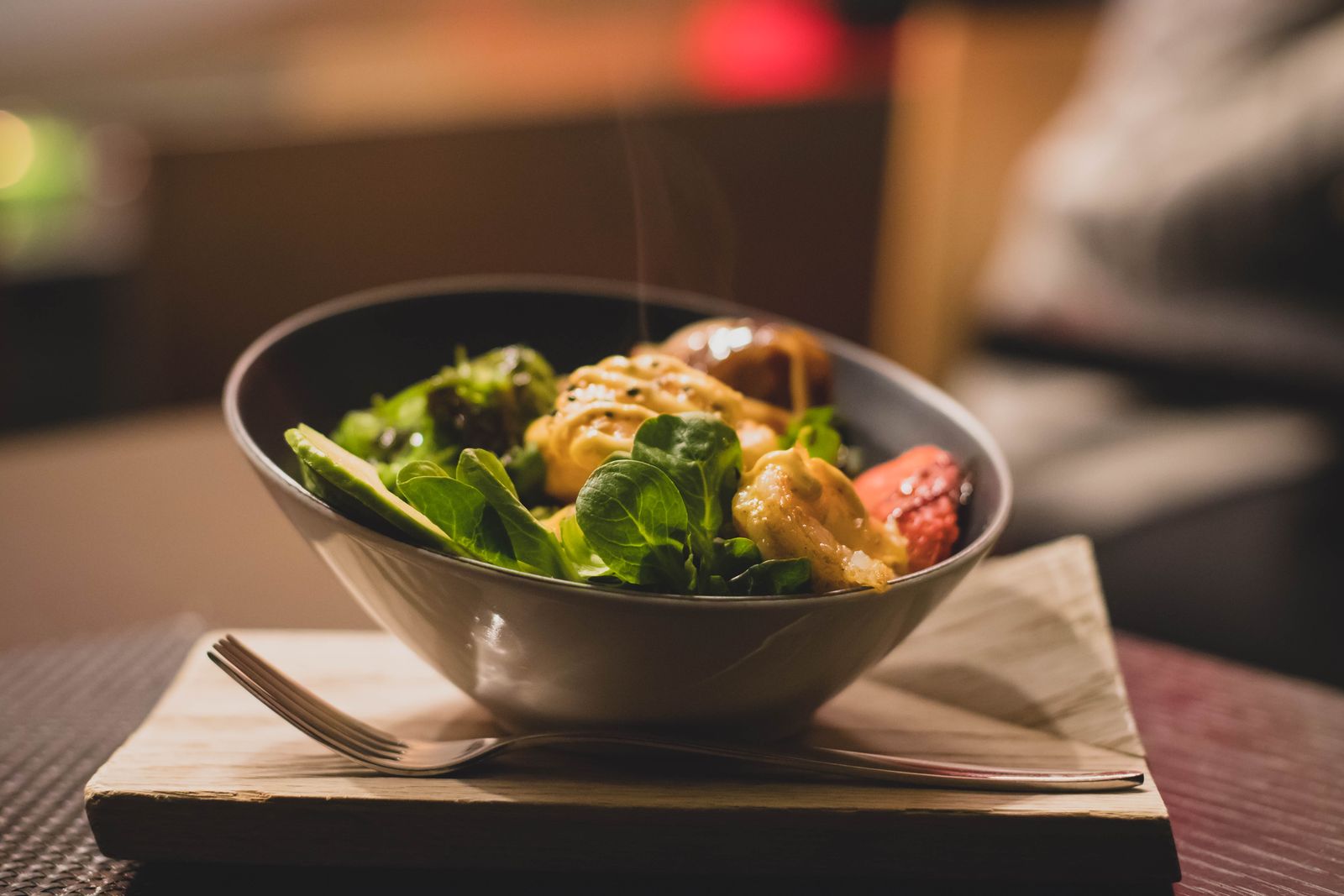 Skål med färsk sallad och grillad kyckling