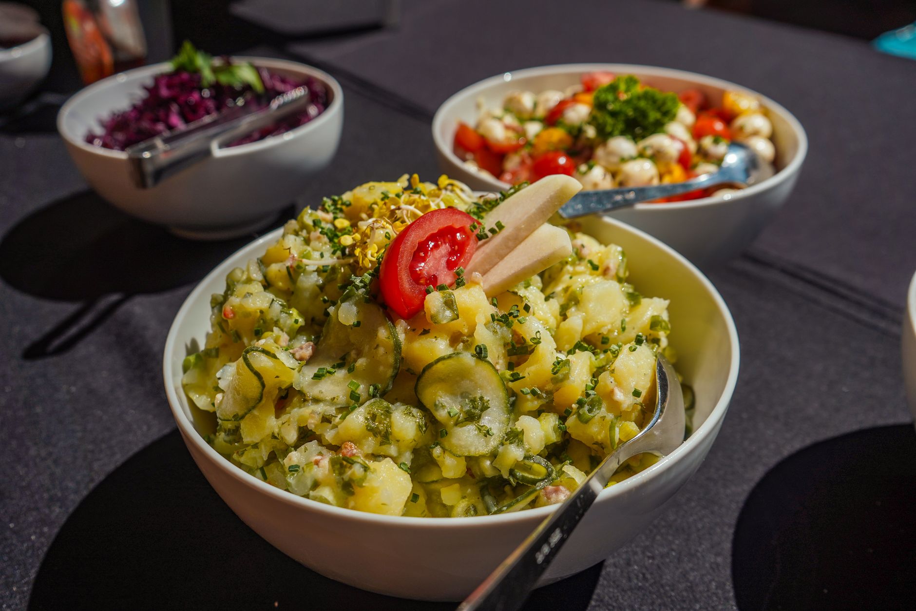 Skål med potatissallad på ett buffébord