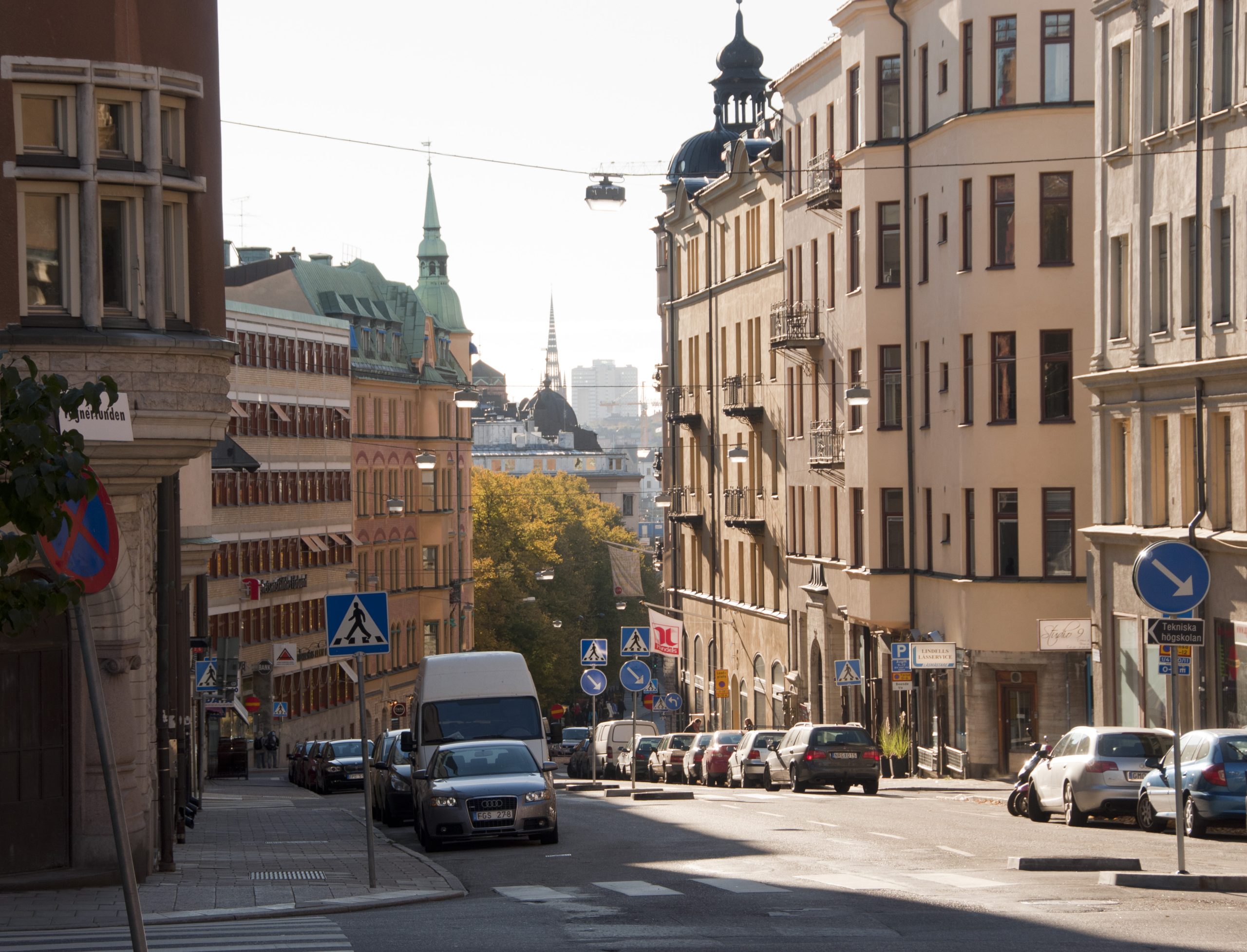 Upplandsgatan i Vasastan sett söderut från Tegnérlunden, med parkerade bilar och gatuskyltar