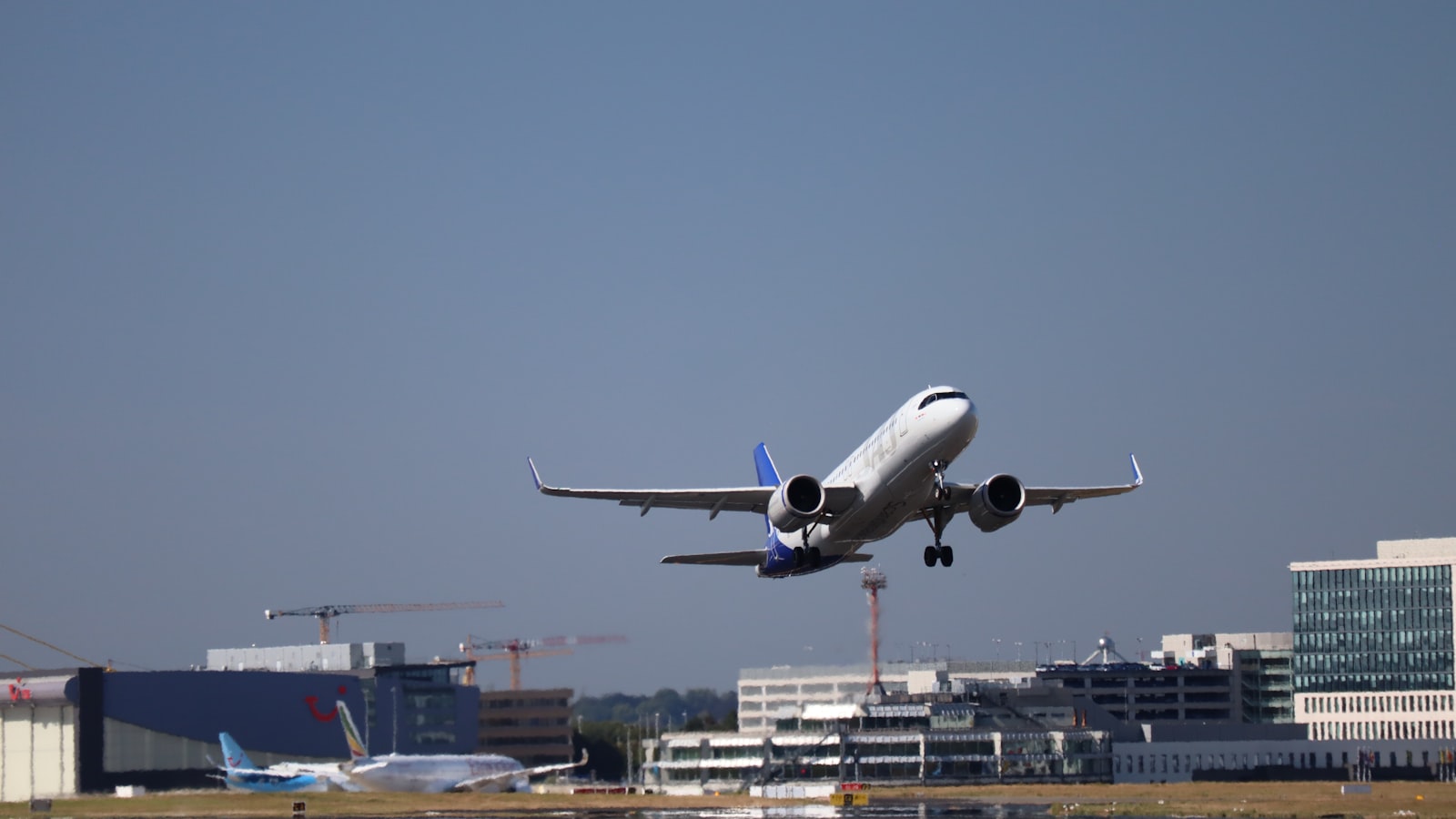 Passagerarflygplan som lyfter från en flygplats