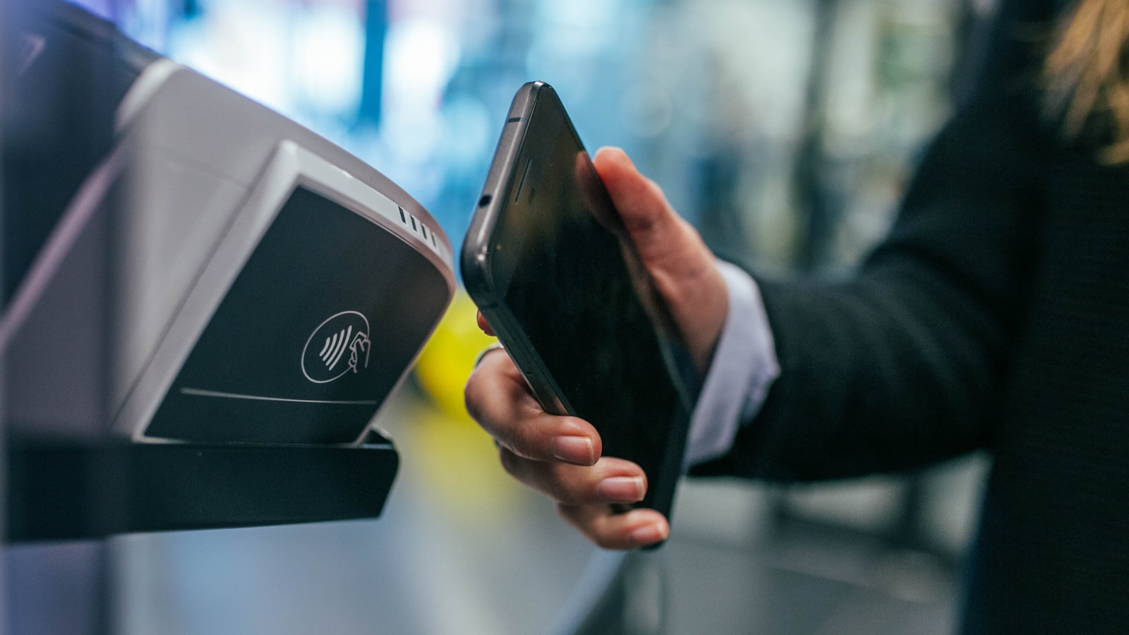 Kontaktlös betalning med telefon mot en betalterminal