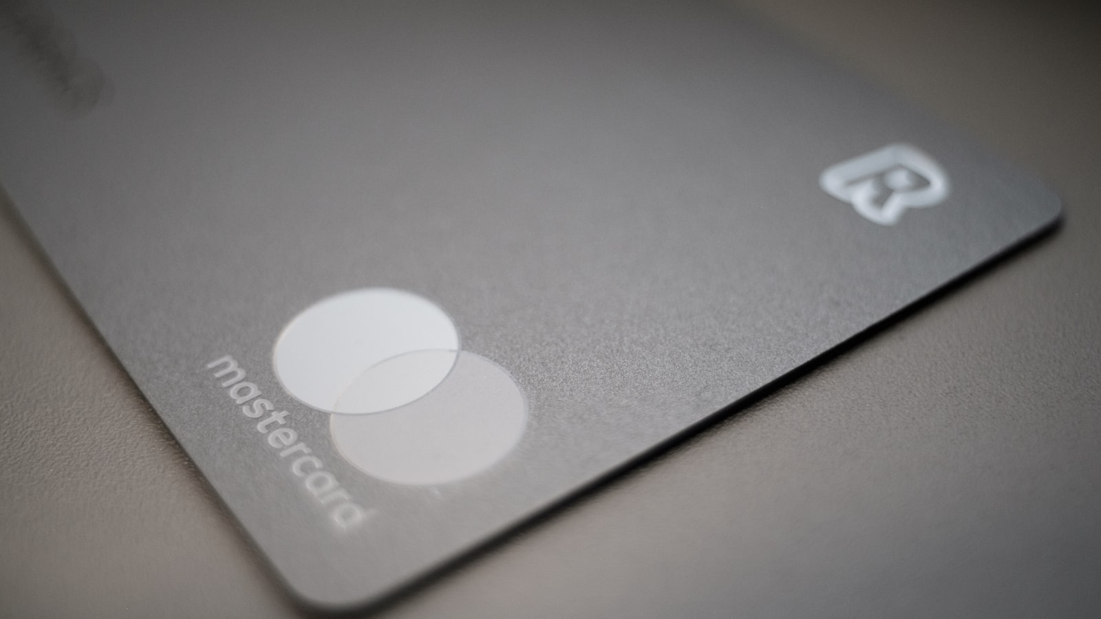 Mörkt metallkreditkort i närbild på ett bord
