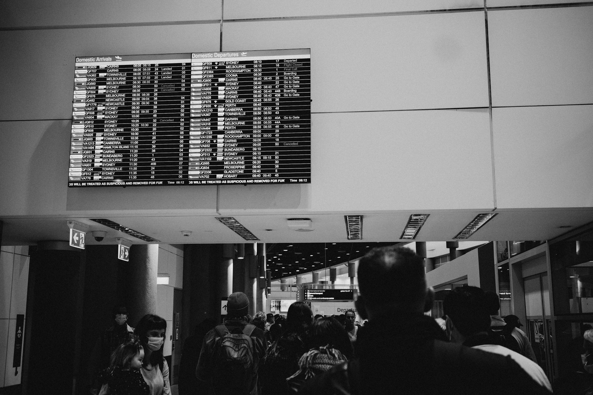 Avgångstavla på en flygplats som visar försenade och inställda flyg