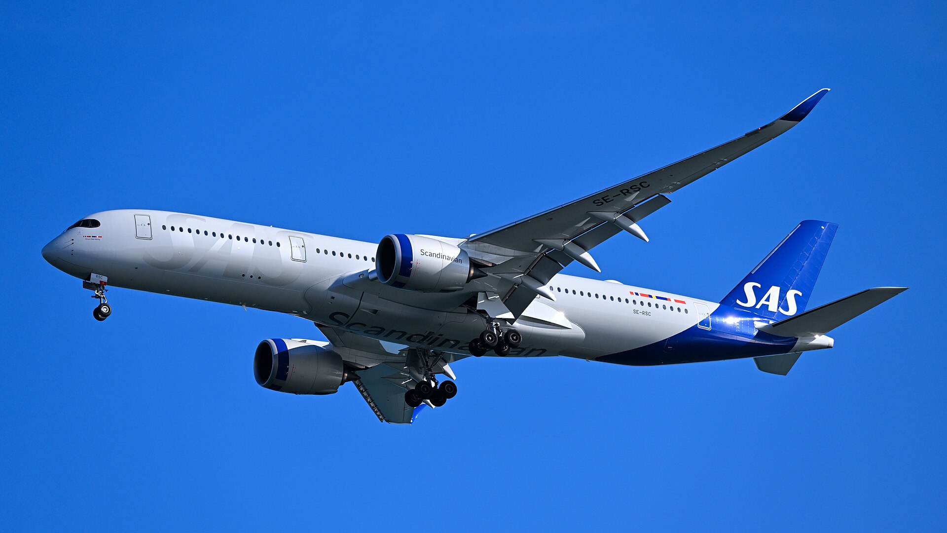SAS Airbus A350 i inflygning med landstället ute