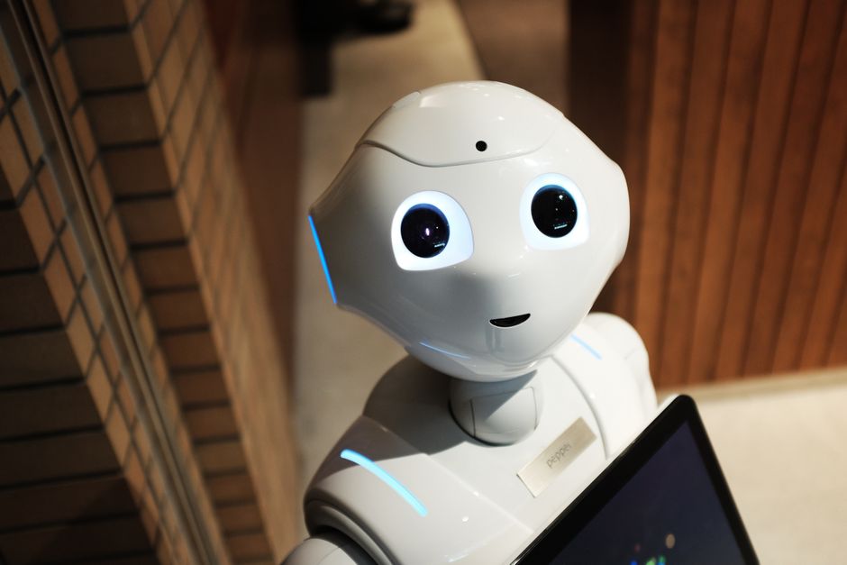 Vit robot med ett vänligt ansikte