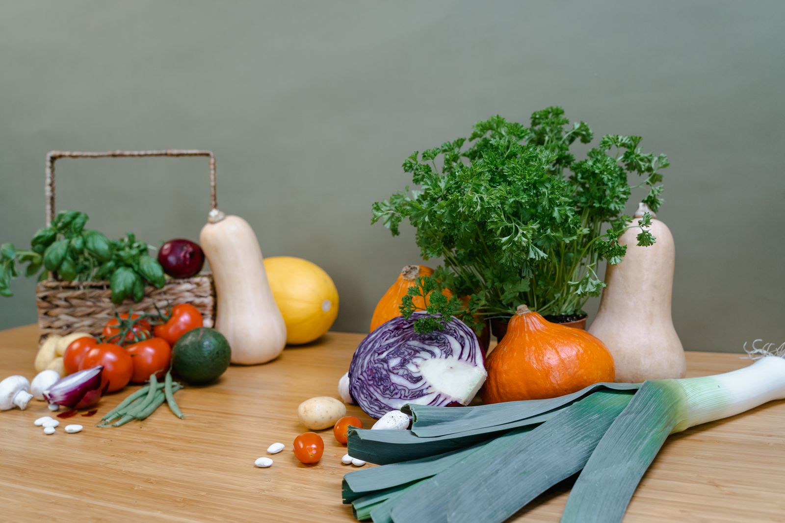 Färska färgglada grönsaker och örter på ett bord