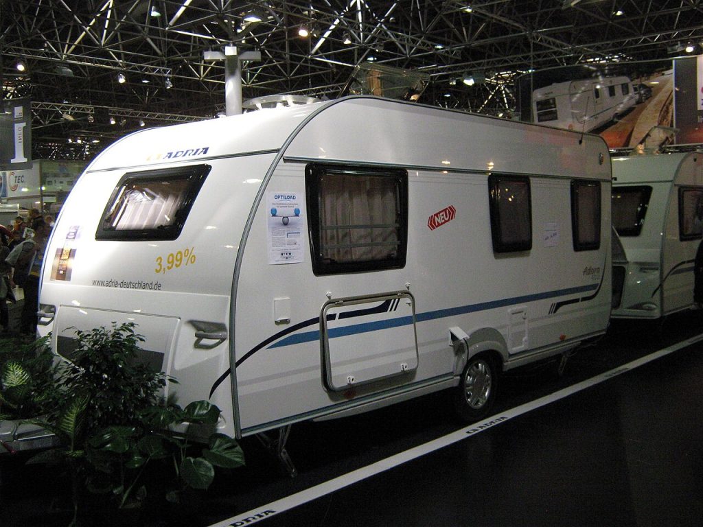 Vit Adria Adora husvagn på en husvagnsmässa