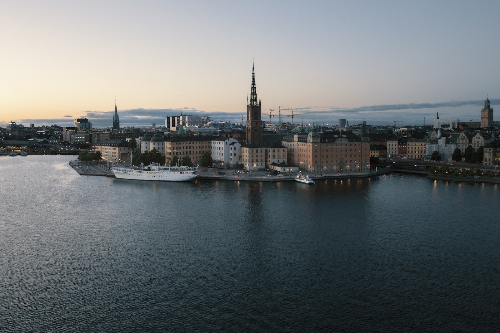 Vy over Stockholm med Riddarholmskyrkans torn i kvallsljus