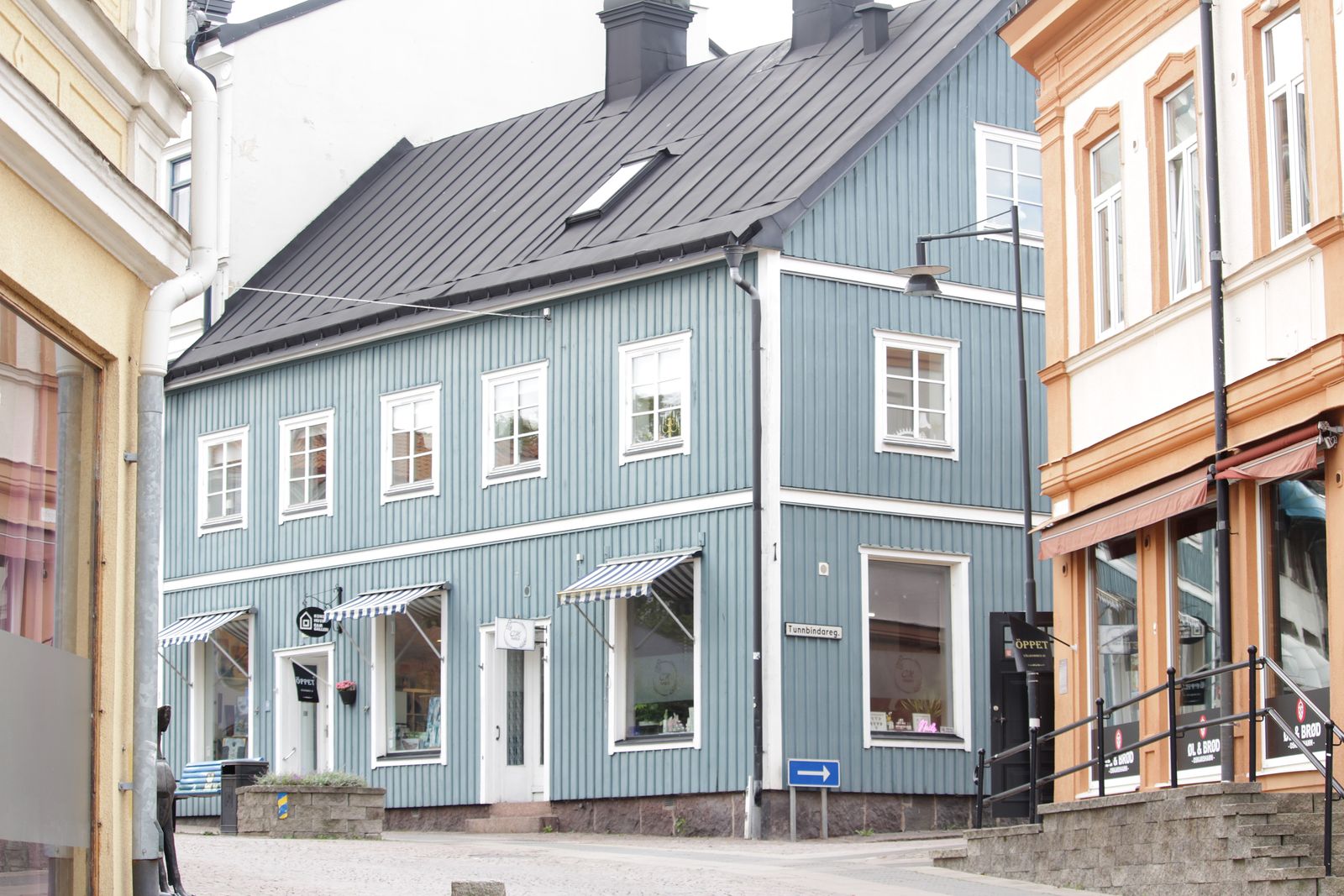 Gata med trähus i en mindre svensk ort