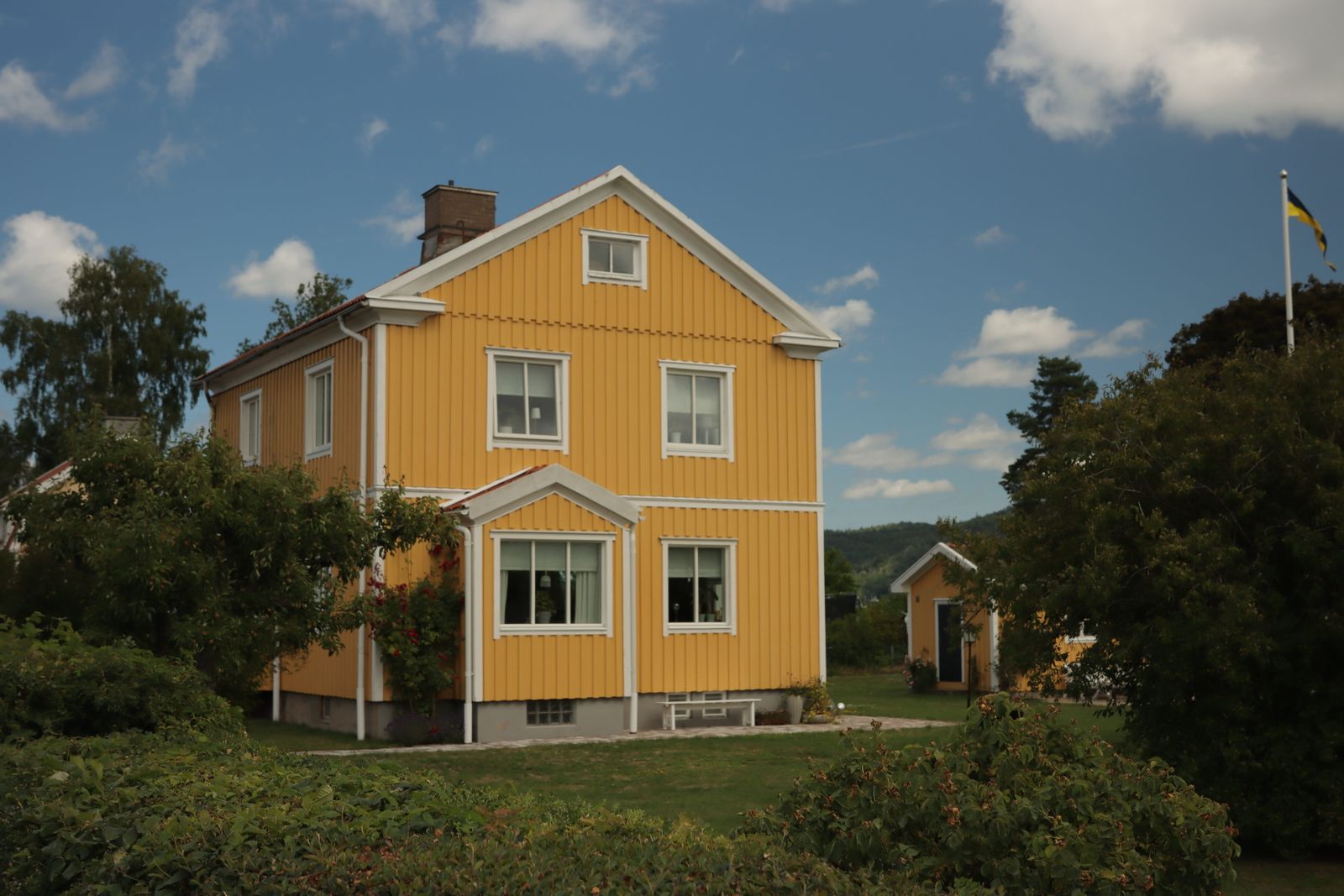 Gult trähus i svensk sommarbygd