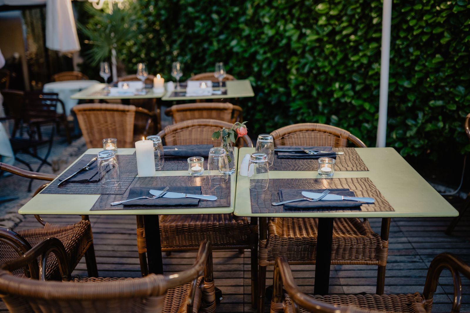 Dukade bord på en uteservering vid en restaurang
