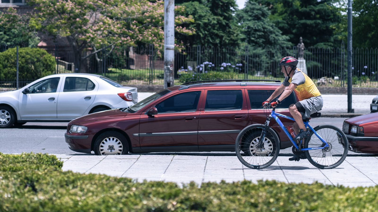 Cyklist i cykelfalt bredvid bilar i stadstrafik