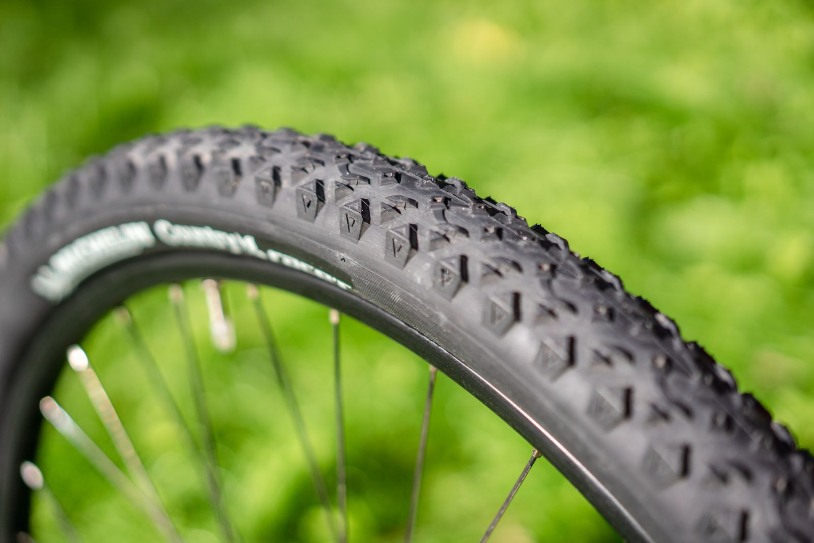 Närbild på ett mountainbikedäck där sidan av däcket och fälgkanten syns