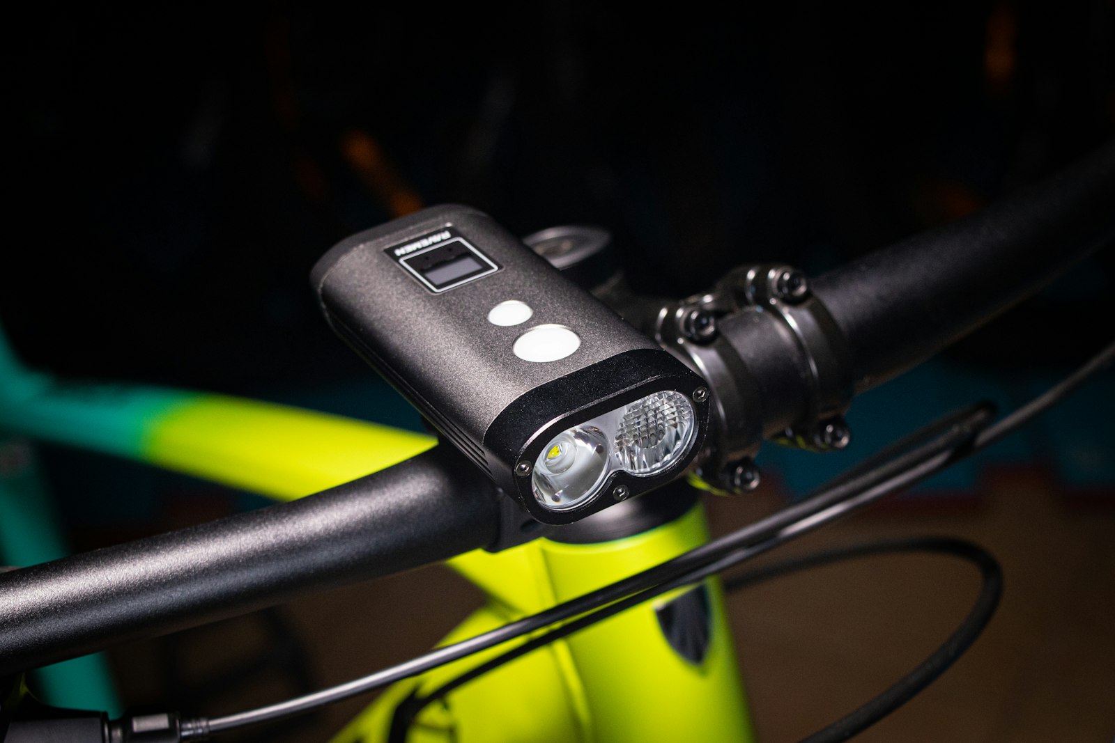 Framlampa monterad på ett cykelstyre i mörker