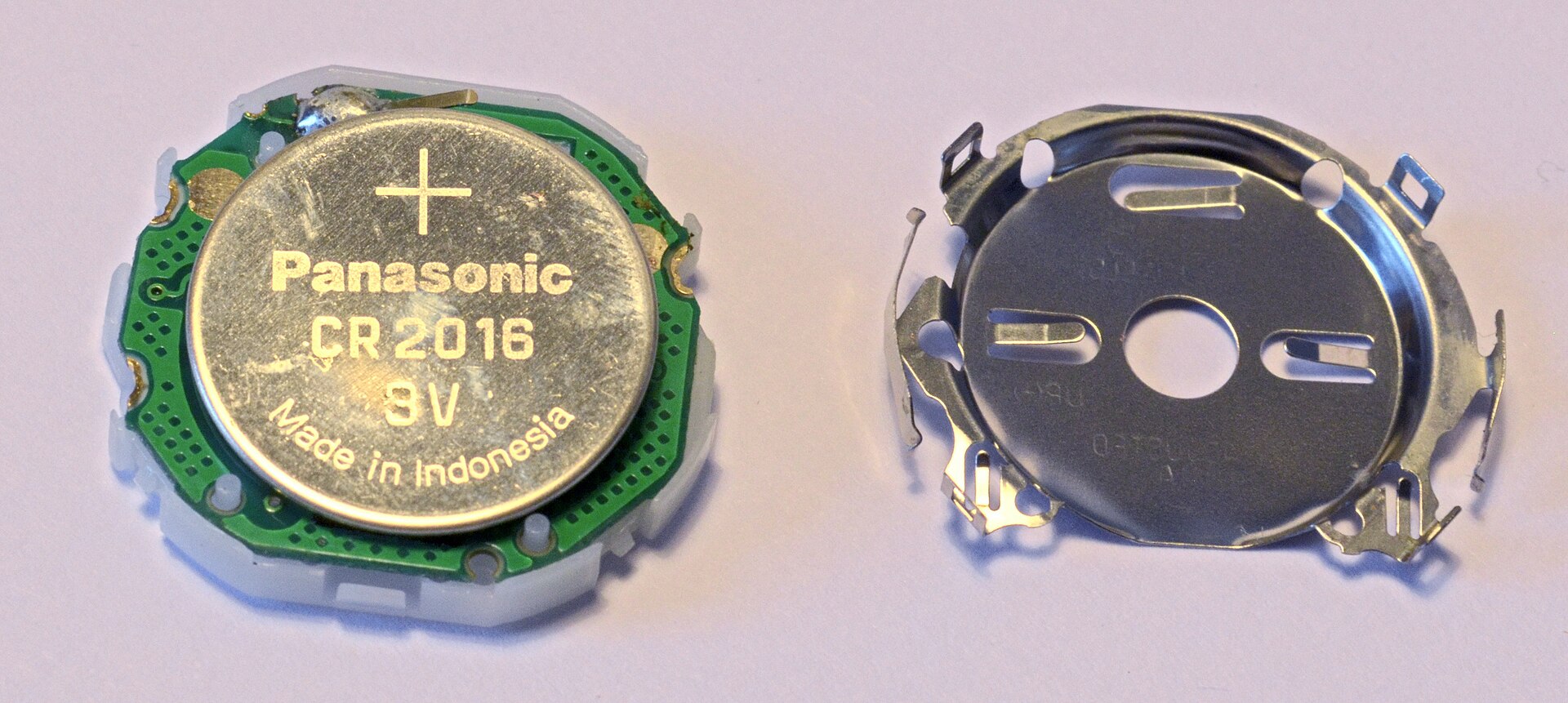 Insidan av en digital Casio-klocka med litiumcellen CR2016 på 3 volt