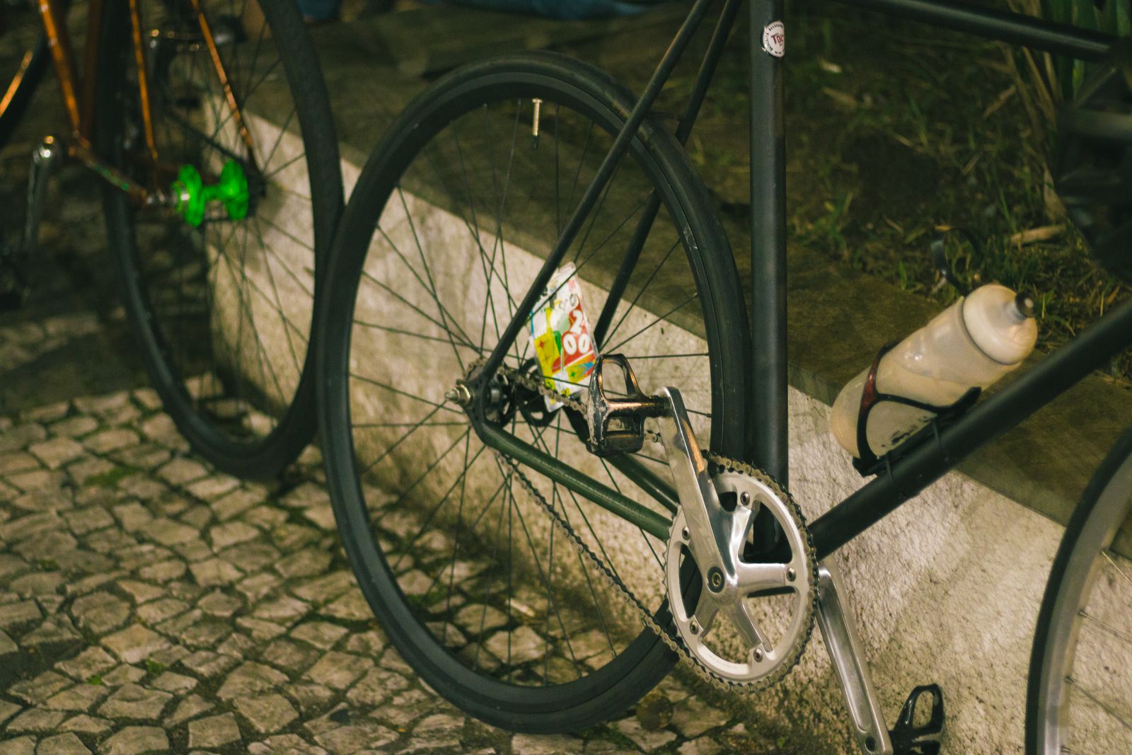 Närbild på en cykelkedja under rengöring