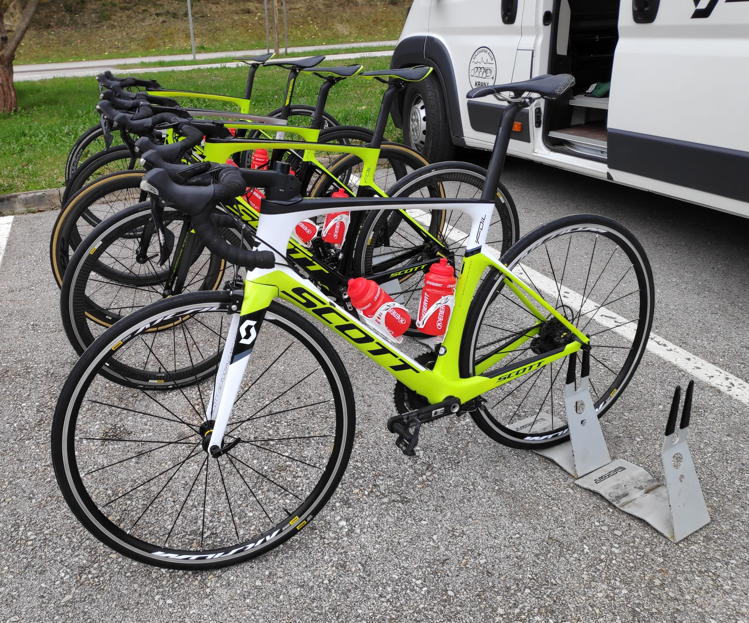 Scott Foil landsvägscyklar i gult uppradade vid en lagbil