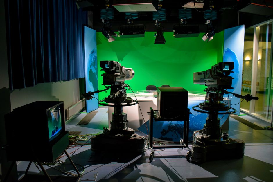 TV-studio med greenscreen och kameror