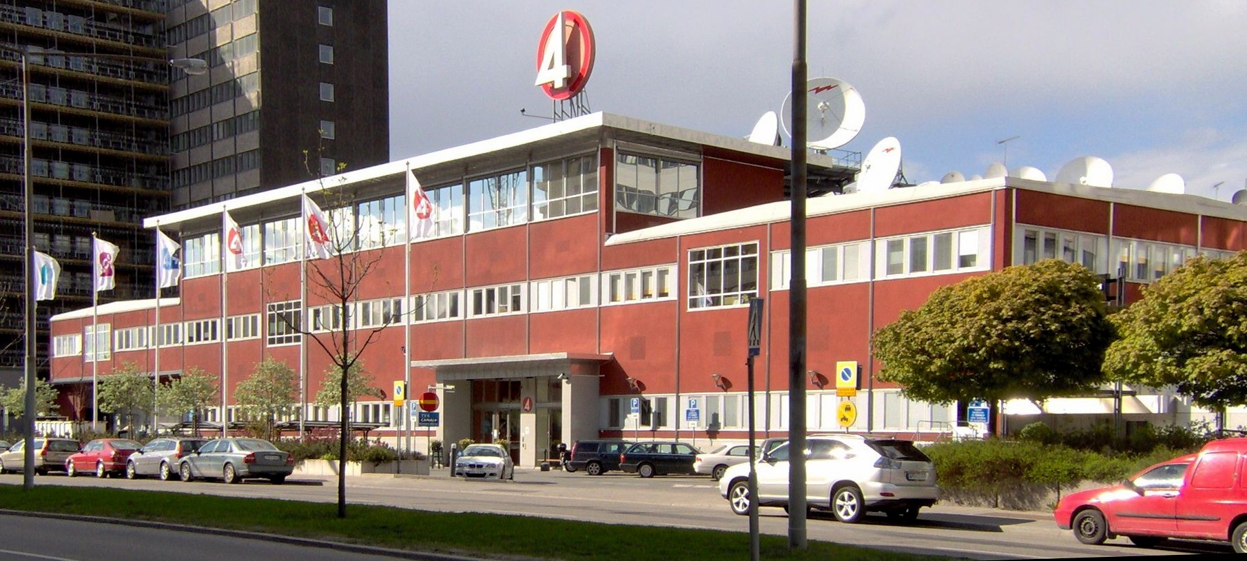 TV4-huset vid Tegeluddsvägen i Stockholm med kanalens logotyp på taket