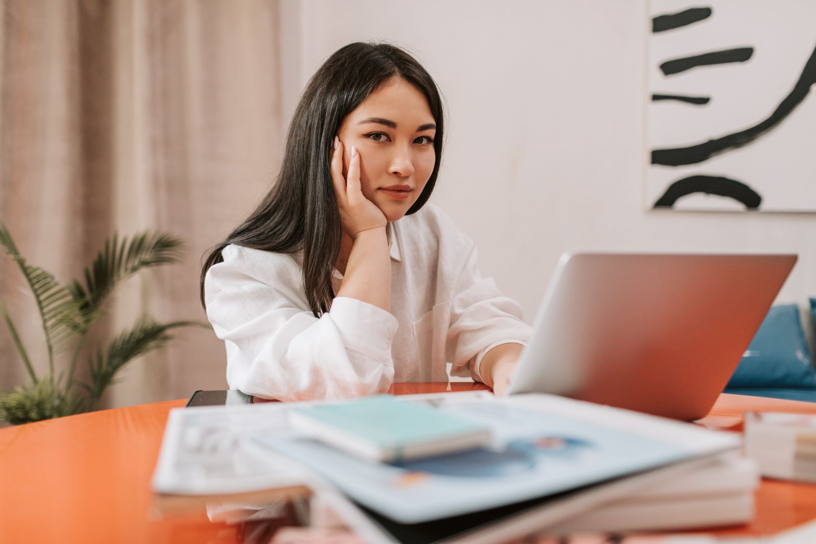 Person som arbetar lugnt vid laptop