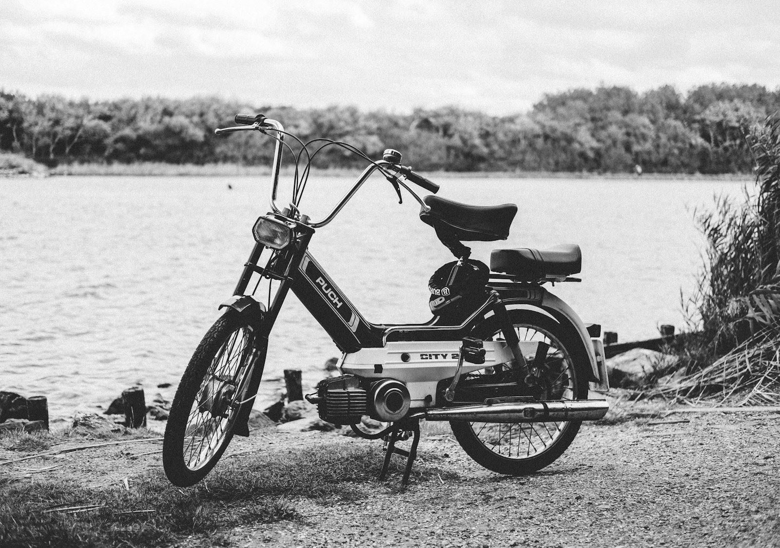 Puch City-moped parkerad vid en sjö
