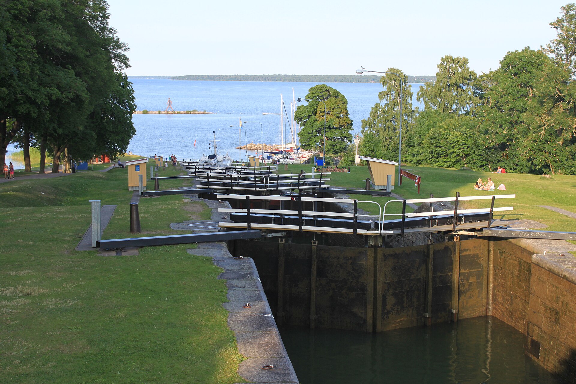 Slusstrappan vid Berg ner mot sjön Roxen, Göta kanal