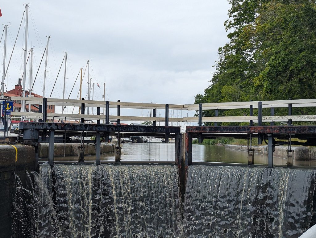 Sluss vid Göta kanal i Söderköping med segelbåtar
