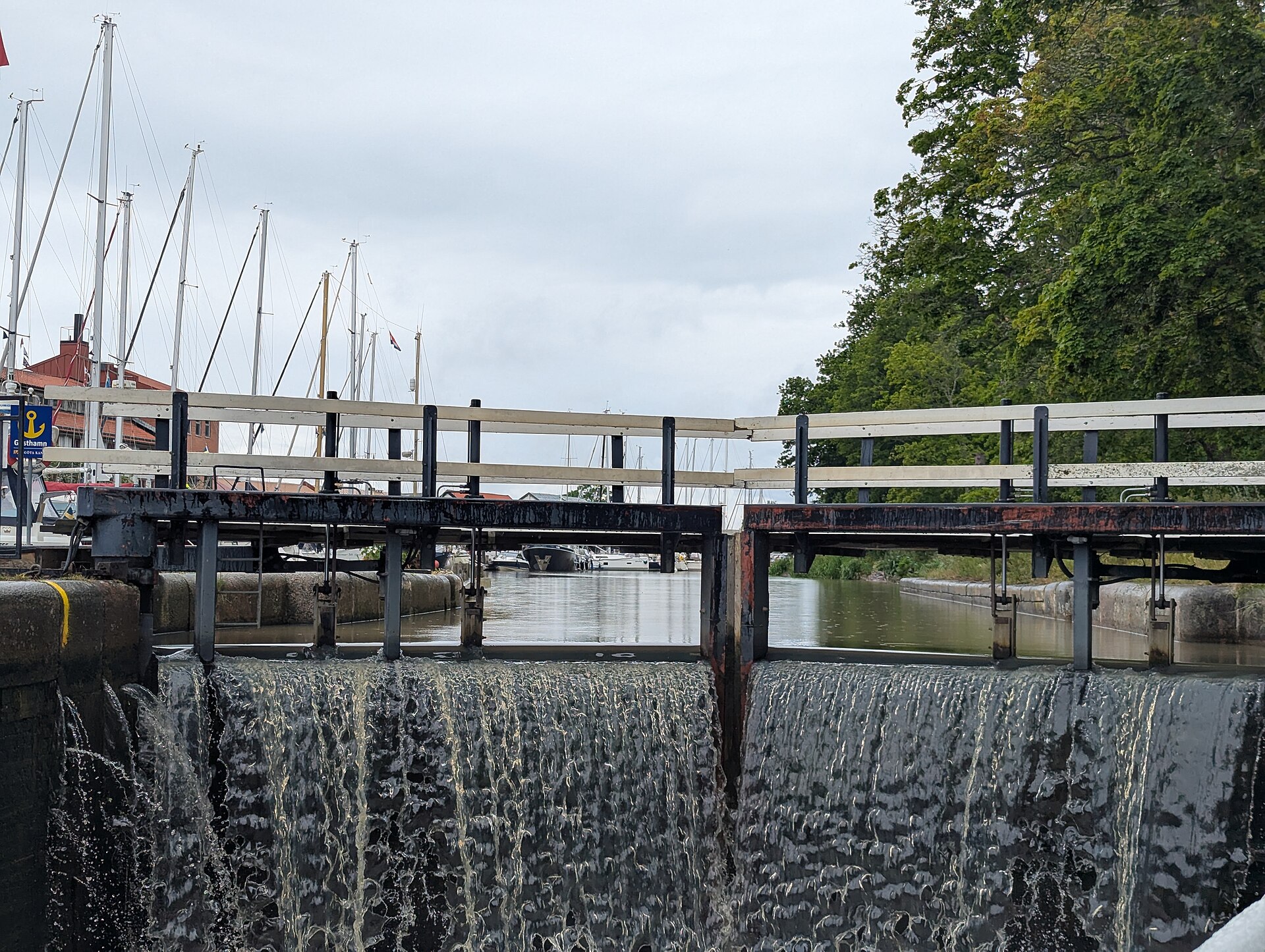 Sluss vid Göta kanal i Söderköping med segelbåtar