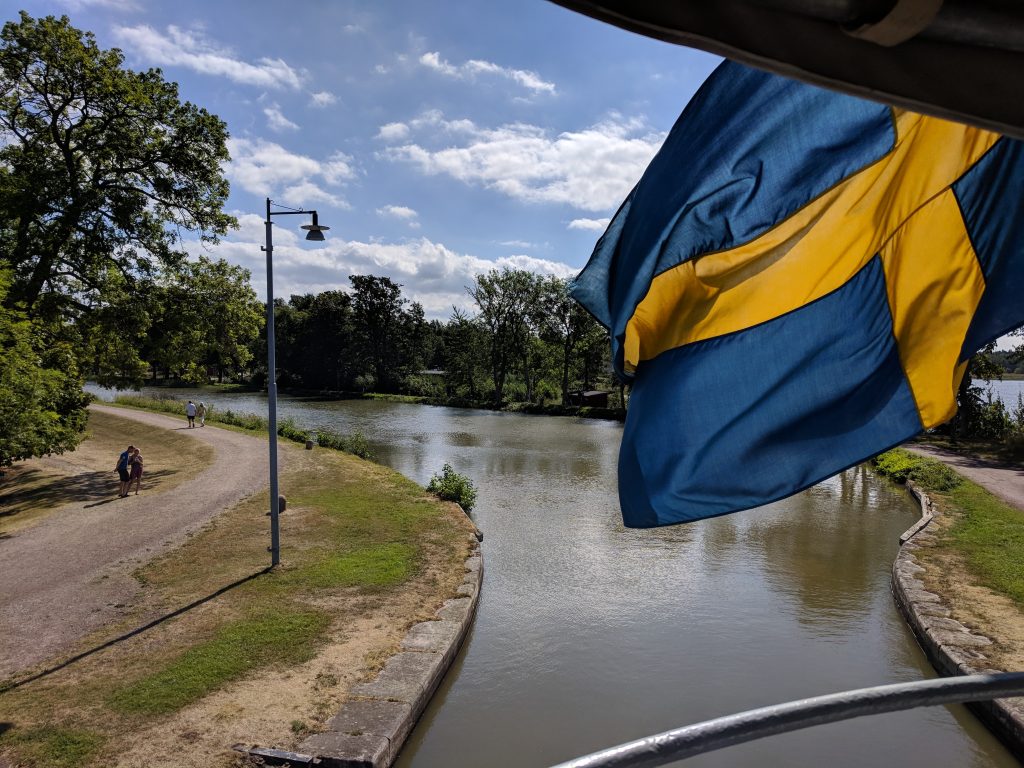 Göta kanal vid Sjötorp med dragväg och svensk flagga