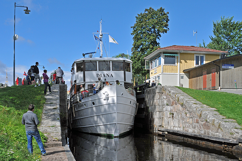 Passagerarfartyget Diana slussar vid Forsvik på Göta kanal